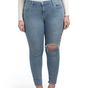 *SALE* Levi’s Plus Skinny Jeans